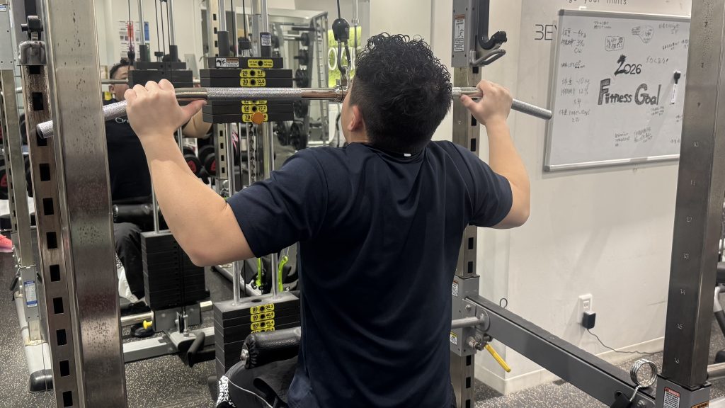 ラットプルダウン　首がすくむ