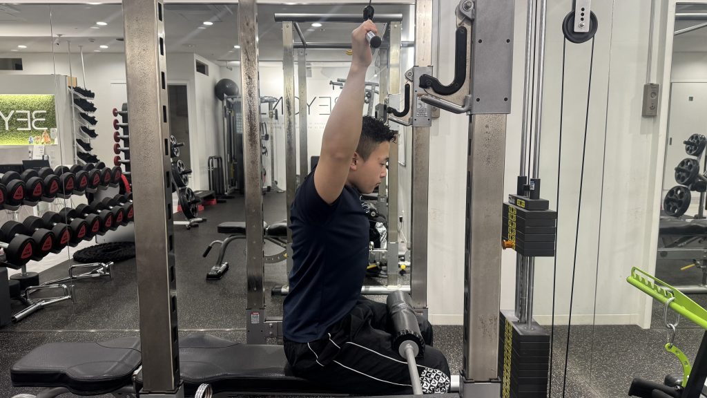 ラットプルダウン　首が前に出る