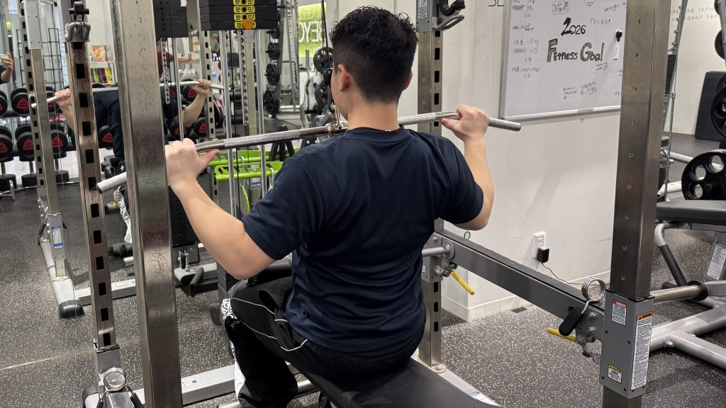 ラットプルダウン　肩を下げる
