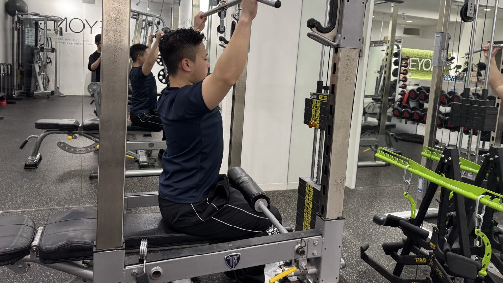 ラットプルダウン　胸を張る