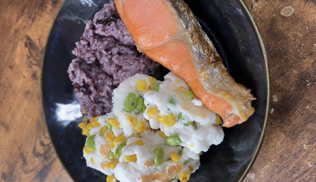 食事（雑穀米、鮭、はんぺん）